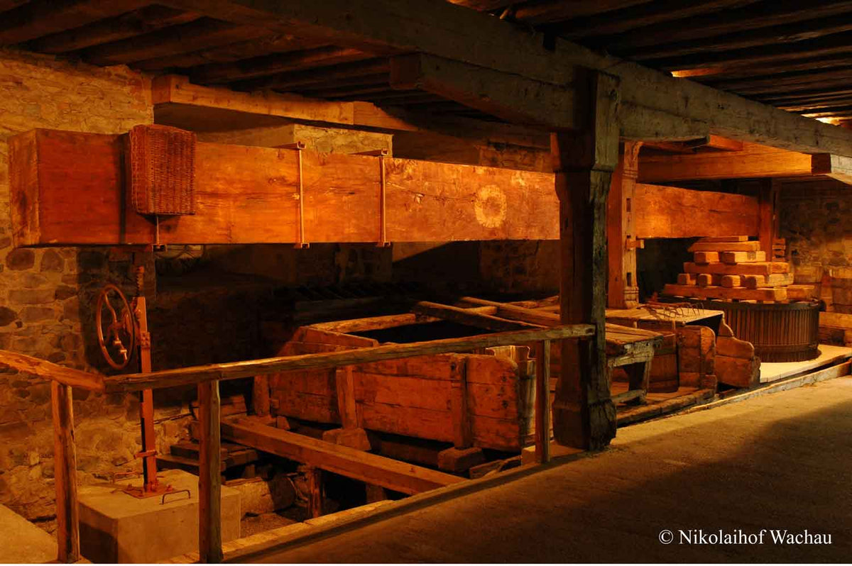 Alte Traubenpresse Weinkeller Nikolaihof