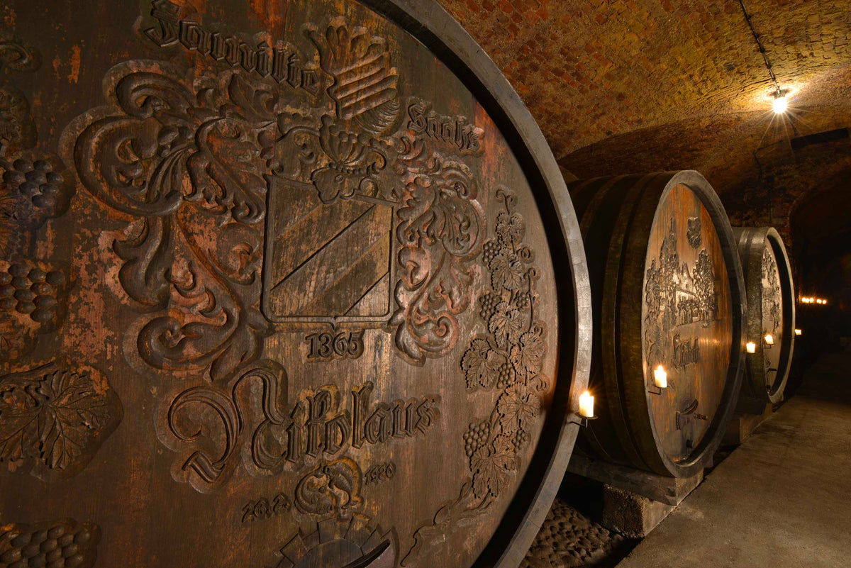 Alte kunstvoll gravierte Holzfässer Im Keller Weingut Nikolaihof