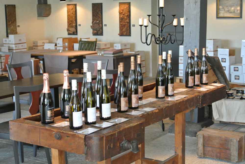 Probentisch im Weingt Gut Hermannsberg