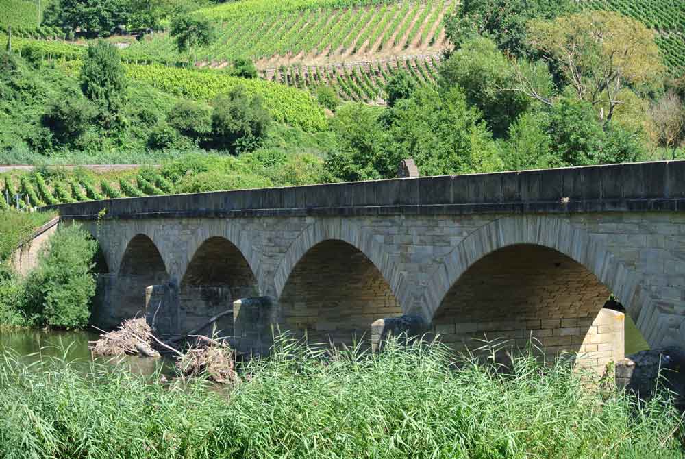 Die Brücke über die Nahe am Weingut Gut Hermannsberg