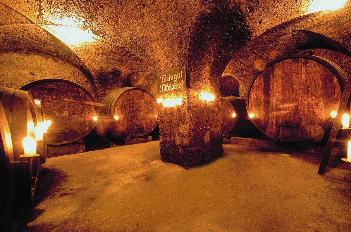 Alte Gewölbekeller mit gravierten Fässern am Nikolaihof