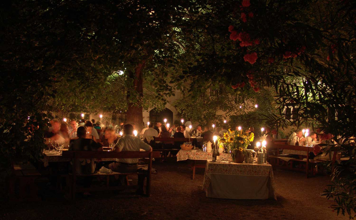 Feierstimmung im Hof des Weinguts Nikolaihof am Abend