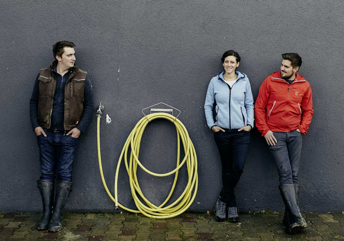 Corina, Björn und Tobias Knewitz im Hof des Weinguts