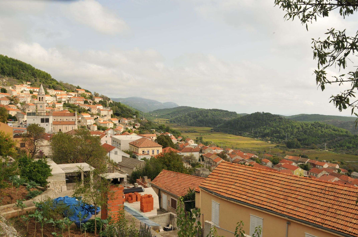Blick auf das Dorf Smokvica auf der Insel Korcula bei unjas