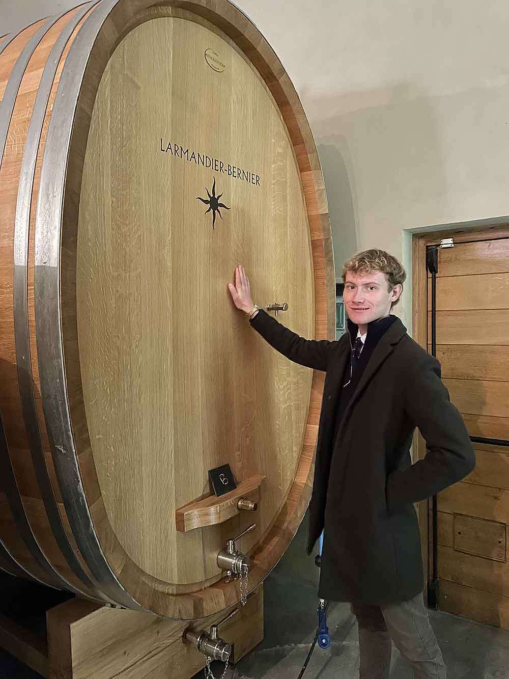 Lasse Boeckenhauer vor einem der Fass von Larmandier-Bernier
