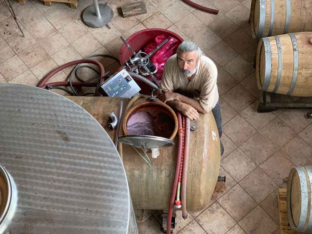 Silvio Morando in seinem Keller an einem offenen Tank