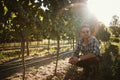 Vicent Eymann in seinem Weinberg kniend