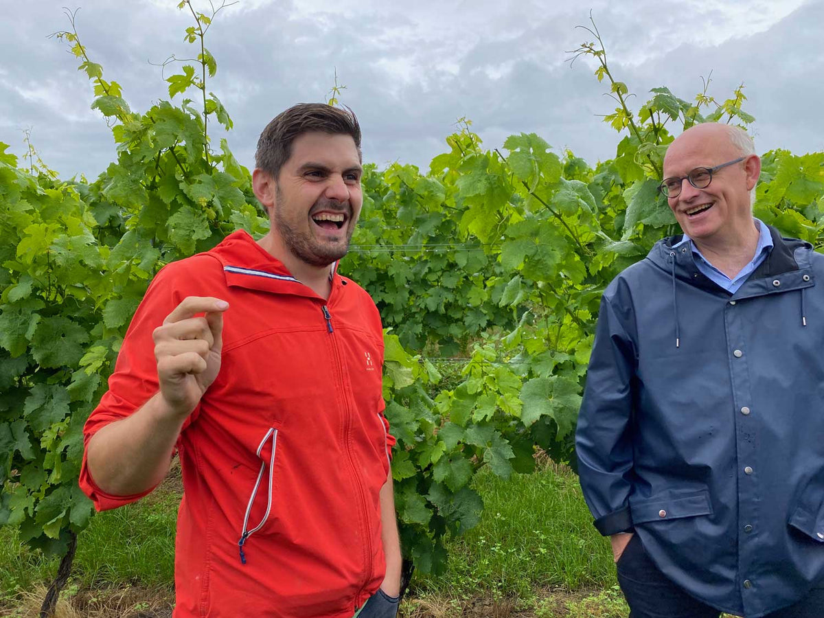 Michael Bode-Böckenhauer und Tobias Knewitz im Weinberg