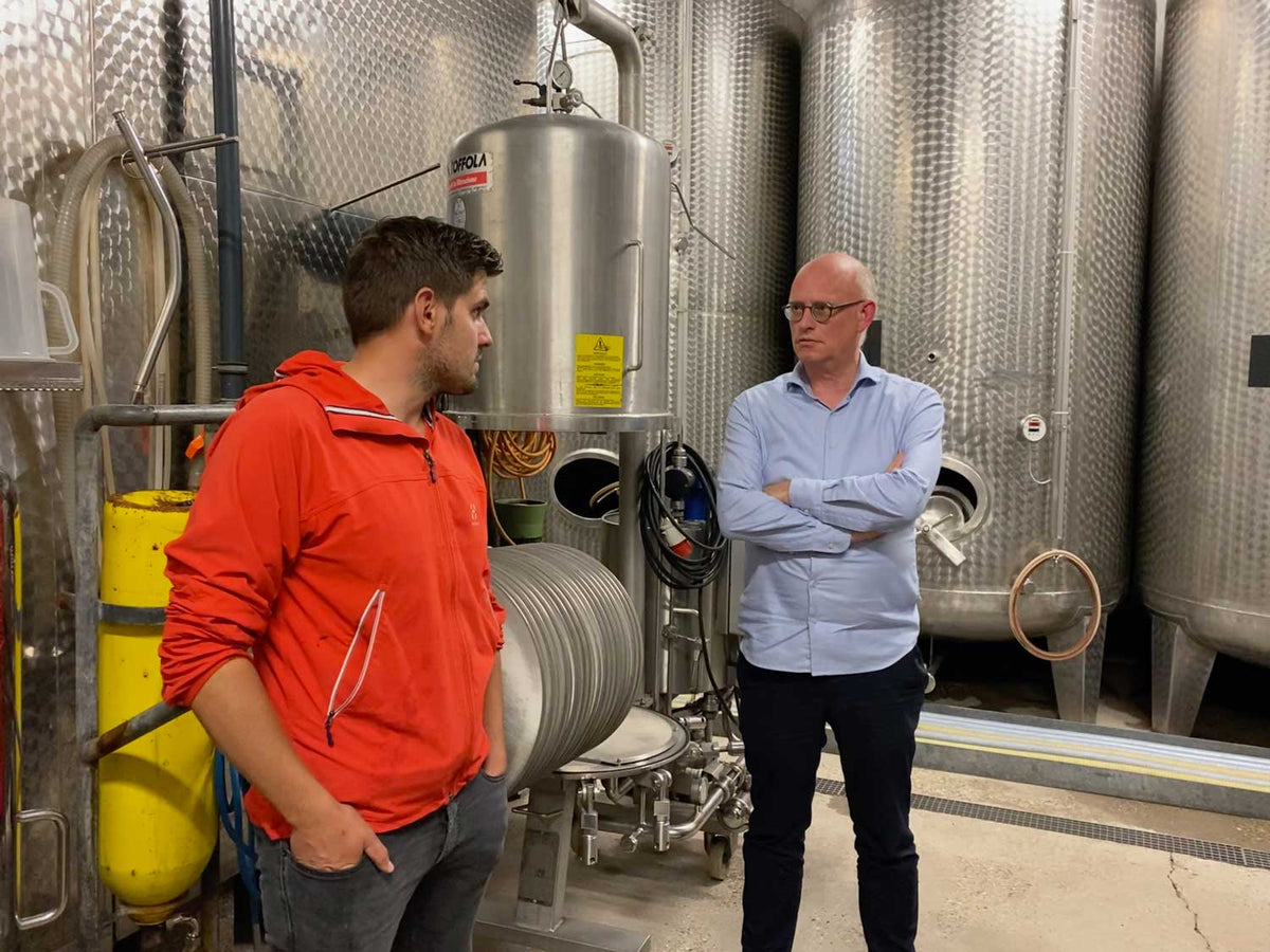 Blick in den Keller vor den Stahltanks Michael Bode-Böckenhauer mit Kewitz