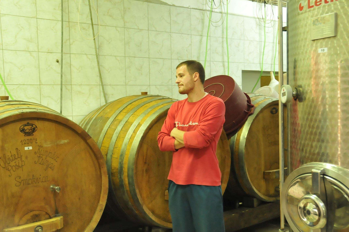 Der Winzer Kunjas in seinem Weinkeller