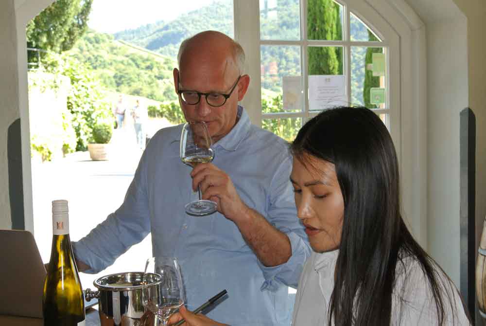 Probe vom vinocentral Team bei Weingut Hermannsberg mit Michael und Yook